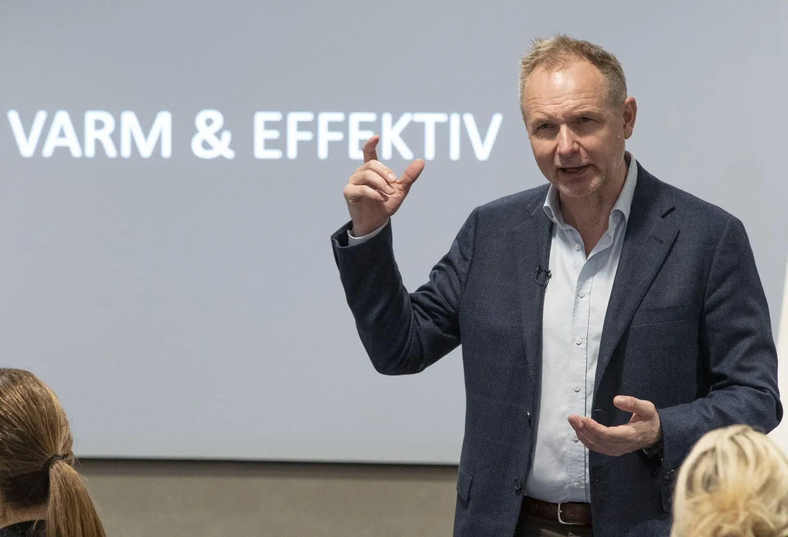 Bård Fossli Jensen underviser foran lerretet «Varm & effektiv»