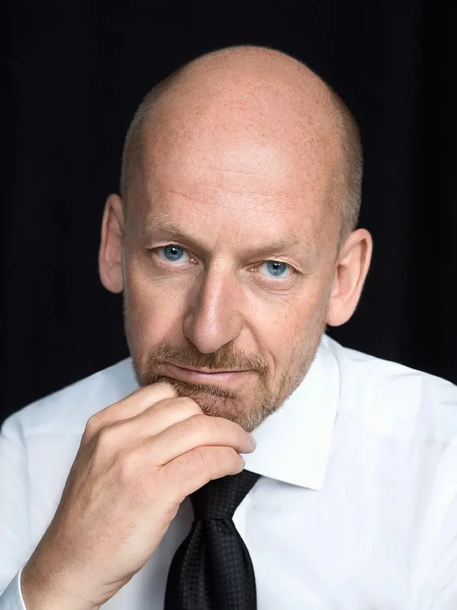 Morten Brandt, ettertenksom, med hånden under haken